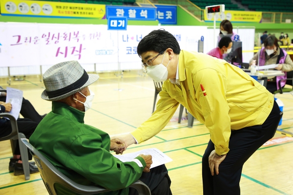 맹정호 서산시장이 백신접종을 기다리는 어르신들에게 말을 건네며 안심시키는 장면