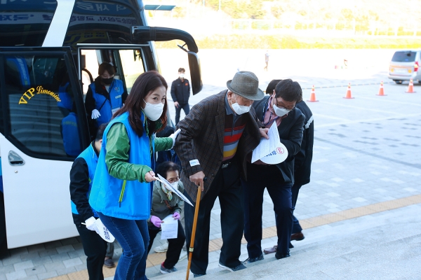 안내요원들이 백신접종을 위해 방문하는 만 75세 이상 어르신들을 보조하는 장면