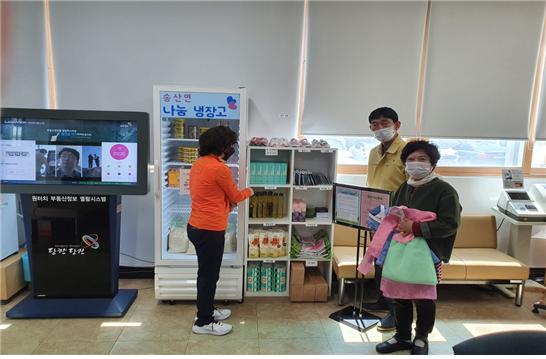 송산면 나눔냉장고 (왼쪽부터 송산주민, 문현춘 송산면장, 이경순 맞춤형복지팀장)