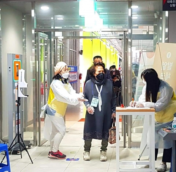 자원봉사자 어르신 봉사하는 장면