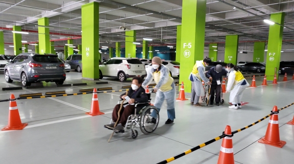 자원봉사자 어르신 봉사하는 장면