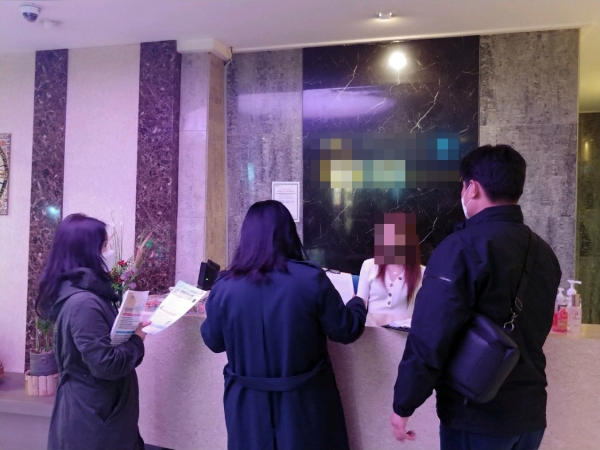 지난해 천안시 유흥시설 방역수칙 이행여부 점검 모습