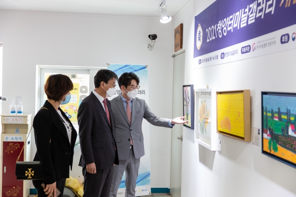 청양 시외버스터미널에 이색 갤러리 모습