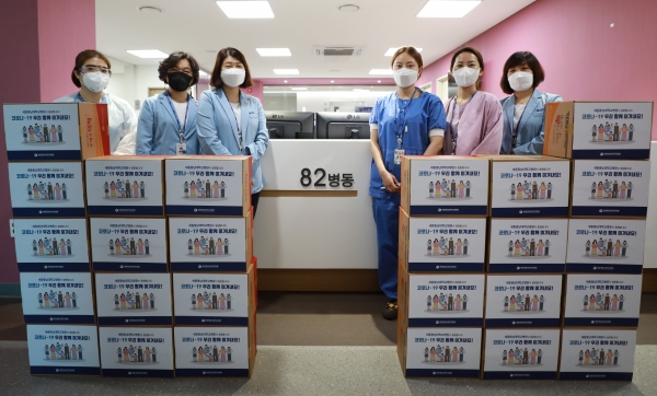 코로나19 환자들에게 간식 전달