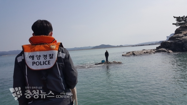 태안해경이 갯바위에 고립된 60대 낚시인에게 구조차 접근하고 있다. / 출처=태안해양경찰서