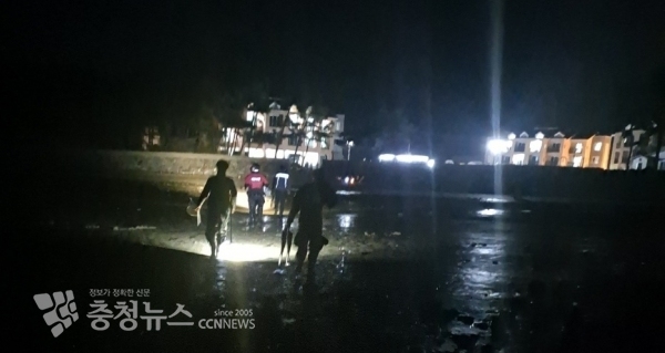 태안해경이 갯바위 야간 고립자를 구해 인근 항포구로 안전하게 하선해 귀가 조치하고 있다. / 출처=태안해양경찰서