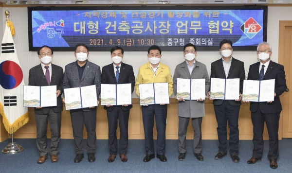 대형 건축공사장 업무 협약 체결식 개최/ 왼쪽부터 한신공영(주) 이기춘 상무, 코오롱글로벌(주) 김봉주 부장, 대한전문건설협회 대전광역시회 주진광 사무처장, 중구청 박용갑 청장, 혜림건설(주) 김재훈 이사, ㈜한진중공업 정회경 팀장, 다우건설(주) 인충우 사장