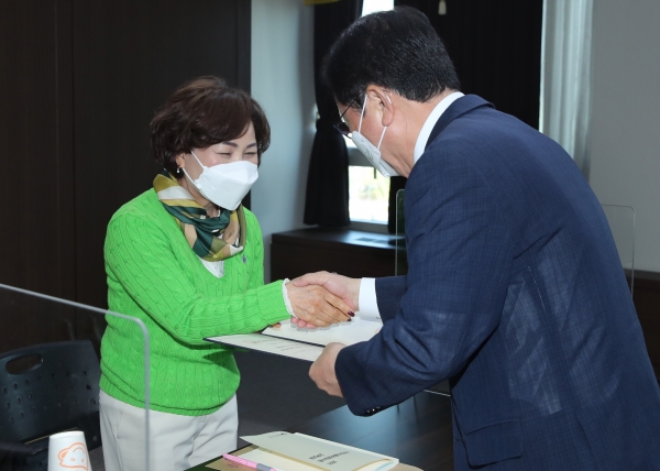 지난 9일 장태산실에서 식품위생의 효율적 감시체계를 구축하고 안전한 먹거리 조성하기 위해 소비자식품위생감시원을 위촉하고 직무교육을 했다.