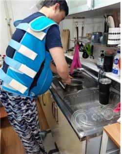 임산체험복을 대여해 체험하고 있는 시민 사진