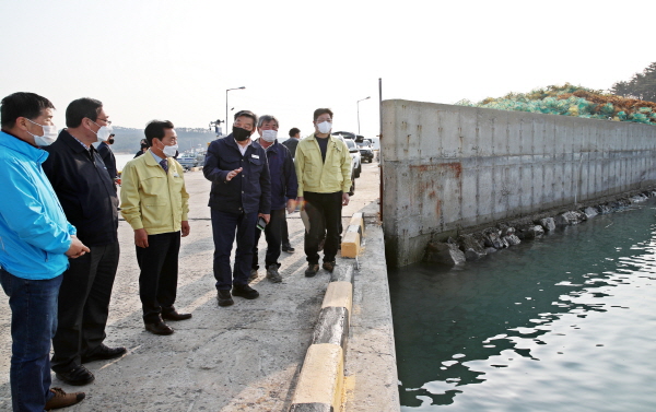 지난 10일 어촌뉴딜300사업 현장인 만대항을 찾아 사업 진행 상황을 점검하고 있는 가세로 태안군수 모습.