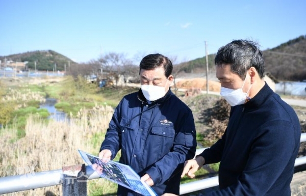 황선봉 군수가 시왕 재해위험지구 점검하는 모습