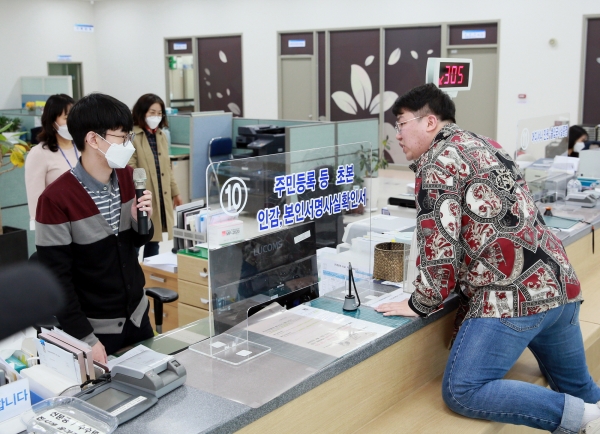 대전 서구청 직원들이 민원봉사실에서 악성 민원인 대비 모의훈련을 하고 있다.