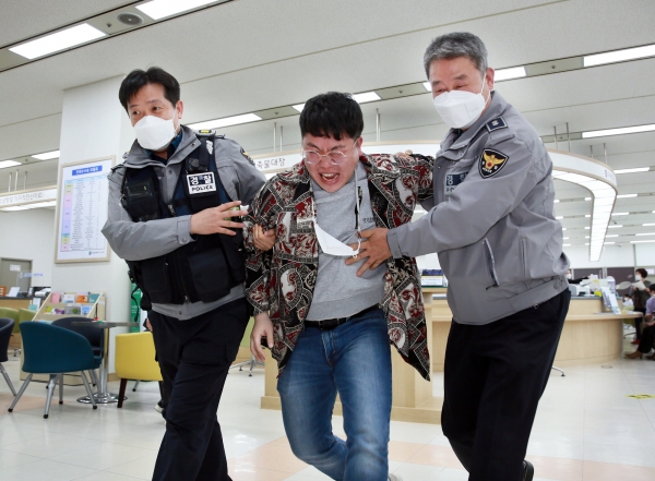 대전 서구청 직원들이 민원봉사실에서 악성 민원인 대비 모의훈련을 하고 있다.