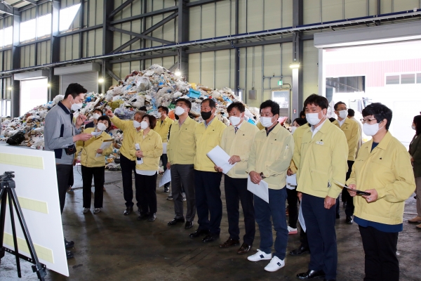 아산시의회 의원들이 생활자원회수센터 운영현황에 대한 설명을 관계자로부터 청취하고 있다