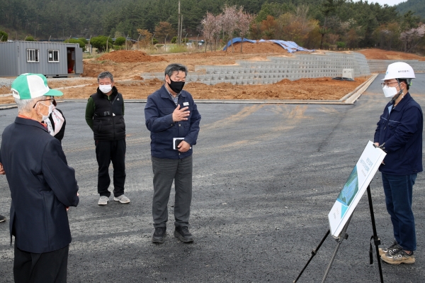 지난 12일 ‘태안군 건설기계 공영주기장’ 공사 현장을 방문한 가세로 태안군수 모습.