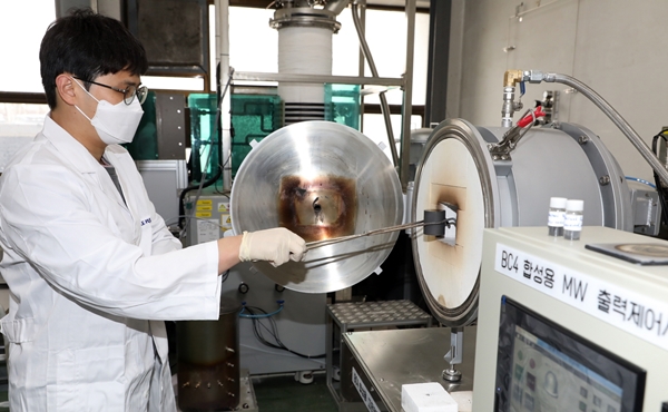 고출력 마이크로웨이브 장치에 원료화 된 모의 폐기물을 투입해 탄화붕소로 합성하는 모습.