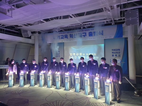 지난 12일 오후 밀레니엄 힐튼 서울에서 개최된 ‘직업교육 혁신지구 출범식’에서 이종기 천안시 복지문화국장(맨 오른쪽 두 번째)이 교육부 차관 등 참석자들과 기념 발파 버튼을 누르고 있다.