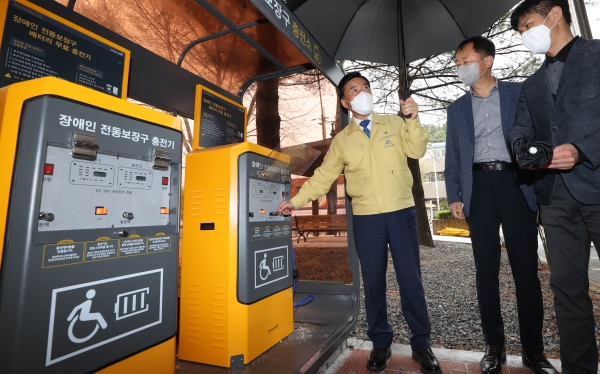 판암2동 전동휠체어 연습장(황인호 청장 방문)