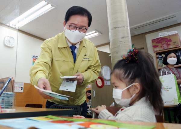 장종태 대전 서구청장은 12일 내동초 주변 학원가를 찾아 방역 수칙 여부를 점검했다.