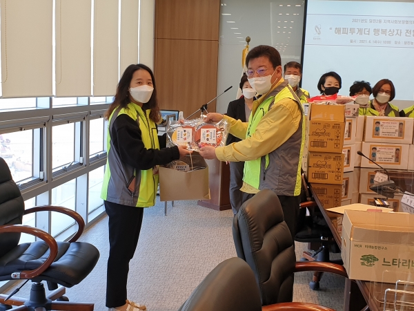 당진2동 지역사회보장협의체 저소득 가정에 행복상자 전달2 (우측 홍충의 당진2동장)