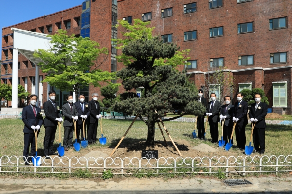 한남대 개교 65주년을 맞아 인사례 교양동 앞마당에서 기념식수 행사를 가졌다.
