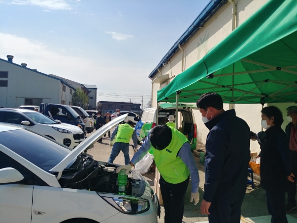 농협네트웍스 대전충남지사 직원들이 본격적인 영농철을 맞아 농업인 차량 무상점검 봉사활동을 펼치고 있다