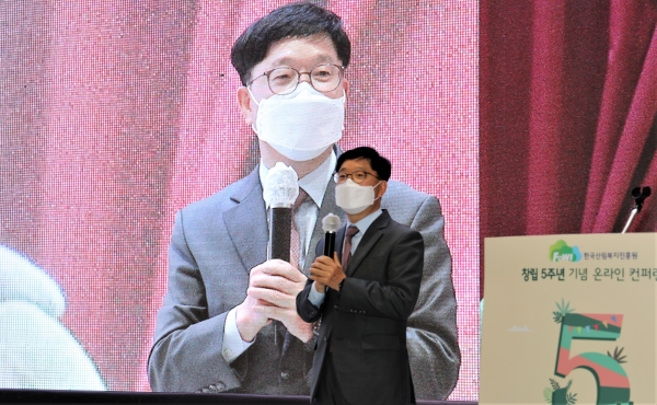 신원섭 충북대학교 교수(前 산림청장)가 14일 대전 유성구 숲체원로 국립대전숲체원에서 열린 '창립 5주년 기념 심포지엄'에서 '산림복지의 태동과 성장'이라는 주제로 특별 강연을 하고 있다.