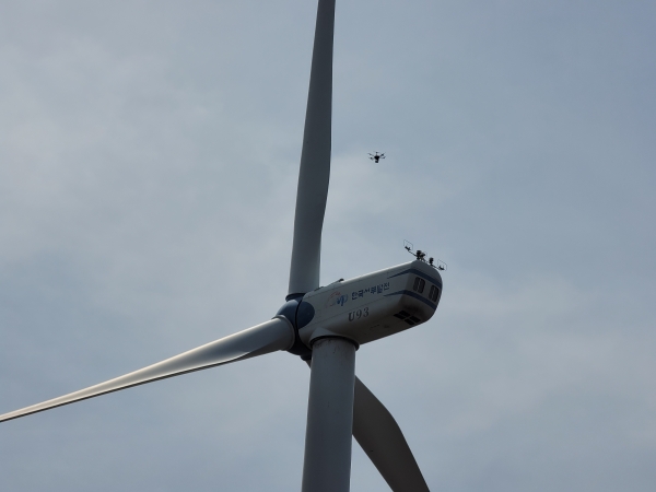 드론을 활용한 풍력발전기 안전점검 모습