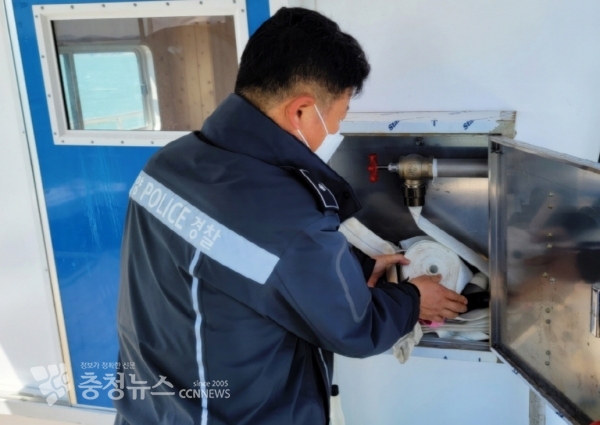 14일 유·도선 안전점검에 나선 태안해경 관계자가 선내 소화시설을 점검하고 있다. / 출처=태안해양경찰서