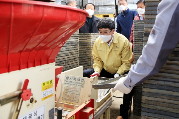맹정호 서산시장이 14일 운산농협 벼 육묘장을 방문해 농가주와 소통하고 볍씨 파종을 돕는 장면