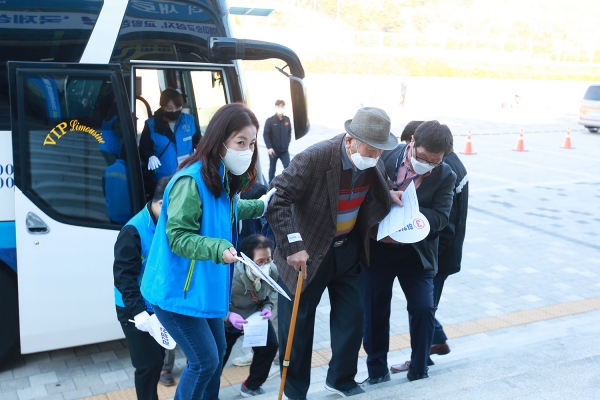접종을 위해 방문한 노인을 봉사자들이 돕는 장면.