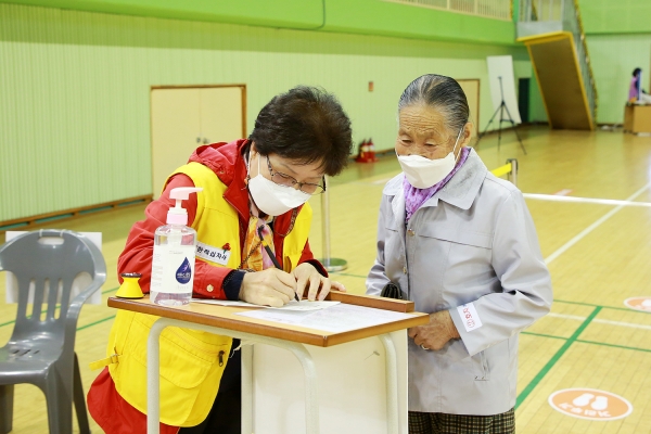 접종 전 문진표 작성을 돕는 장면