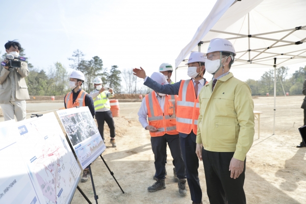 박상돈 시장, 고속도로 건설현장 방문 모습