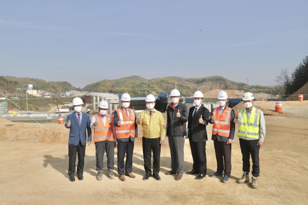박상돈 시장, 고속도로 건설현장 방문 모습