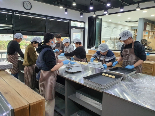 장애인 돌봄체계 - 발달장애인 주간활동프로그램 빵만들기