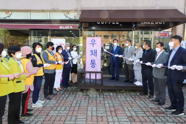 금암동 우채통 제막식 모습_우채통 우측 최홍묵 시장, 좌측 윤재은 의장
