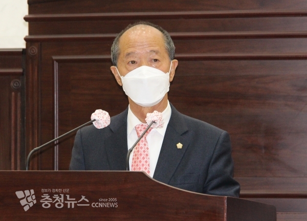 이승구 예산군의장이 15일 개원 30주년 기념식에서 