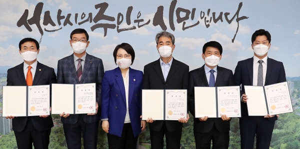 사진 좌측부터 안원기 의원, 김영제 전 공무원, 이연희 의장, 신준범 전 의원, 유용우 전 공무원, 이원희 회계사.