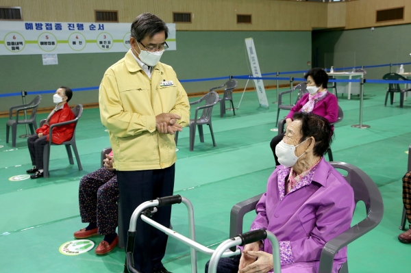 75세 이상 코로나19 백신 접종 현장을 방문한 노박래 군수 모습