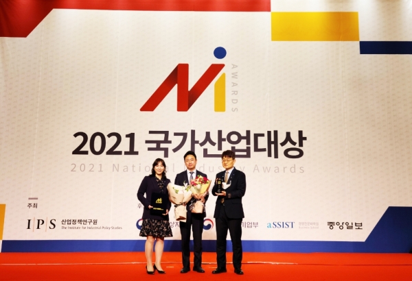 한국가스기술공사 신성장사업처 송민호 처장(가운데)이 수상 후 기념촬영을 하고 있다