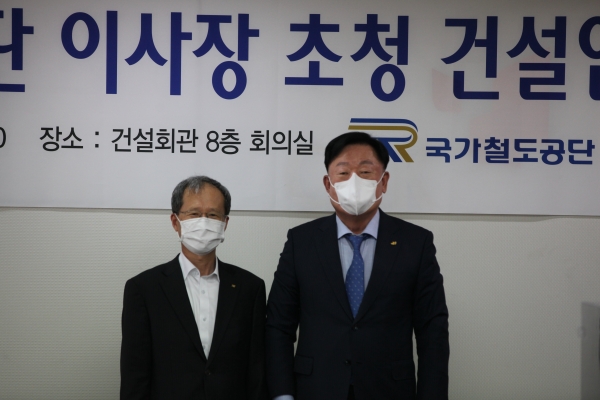 15일(목) 건설회관(서울 강남 소재)에서 건설업계 상생협력 간담회를 개최한 김한영 이사장(왼쪽)과 대한건설협회 김상수 회장(오른쪽)