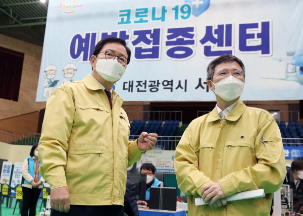 코로나 예방 백신접종센터를 찾은 장종태 구청장
