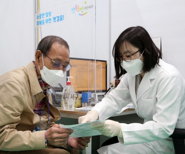 코로나 예방 백신접종센터에서 예방접종 전 고지 체크 확인 모습