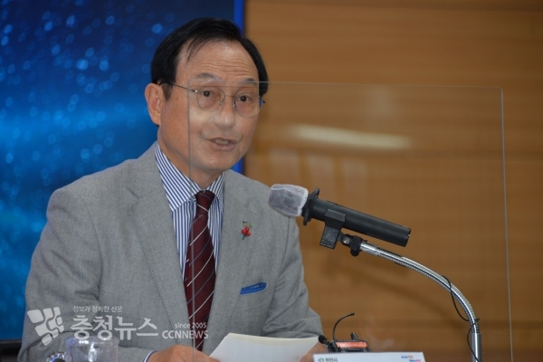 기자회견 하는 박상돈 천안시장