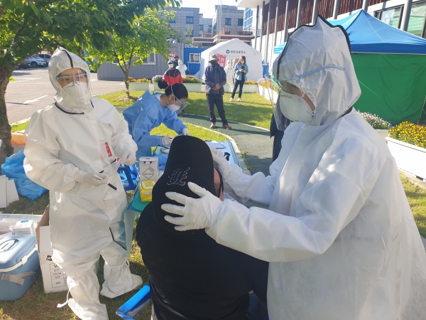 코로나19 검사진행중인 사진