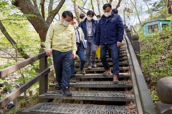 오세현 시장이 광덕산 주요등산로 현장점검을 실시하고 있다