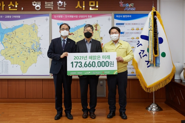 (왼쪽부터) 초록우산 어린이재단 신경근 충남지역본부장, 강중근 전무, 오세현 시장이 전달식 후 기념사진을 찍고 있다