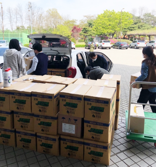 경로당 운영재개 위한 사전준비 (소독약 배부 모습)