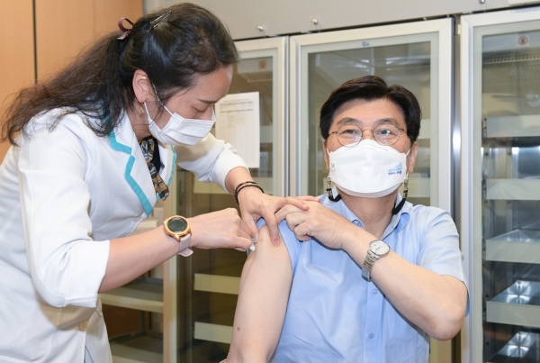 이춘희 세종시장이 16일 세종시보건소에서 코로나19 백신 예방접종을 하고 있다.