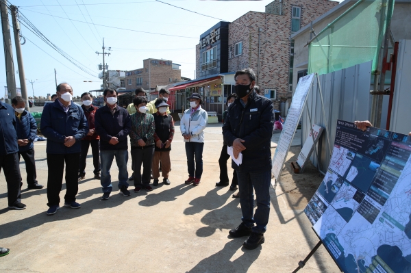 지난 18일 가세로 군수는 3주 연속 휴일도 반납한 채 채석포권역 일반농산어촌개발사업장을 방문해 주민들과 소통을 통한 사업 추진에 박차를 가하고 있다.
